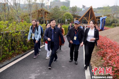 海外華媒走進(jìn)長(zhǎng)沙潯龍河村追尋當(dāng)代“山鄉(xiāng)巨變”故事?!钊A峰 攝 海外華媒走進(jìn)長(zhǎng)沙潯龍河村追尋當(dāng)代“山鄉(xiāng)巨變”故事,?!钊A峰 攝