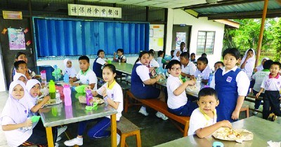 各族學生在同一屋檐下共進早餐，關系融洽,。(馬來西亞《光華日報》)