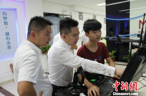 長(zhǎng)沙黃金創(chuàng)業(yè)園總經(jīng)理沈科(中)走訪園區(qū)企業(yè)。 黃金創(chuàng)業(yè)園供圖 長(zhǎng)沙黃金創(chuàng)業(yè)園總經(jīng)理沈科(中)走訪園區(qū)企業(yè),。 黃金創(chuàng)業(yè)園供圖