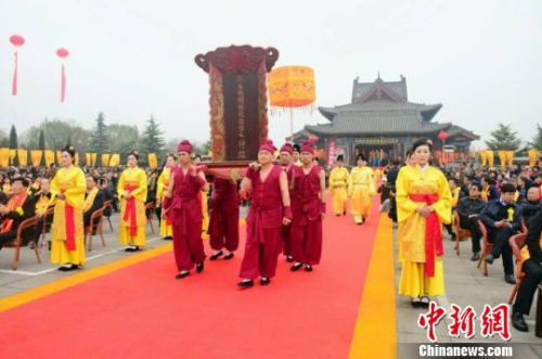 祭祖大典依次進行“恭迎汾河水,、舜王土”、“恭請大槐樹移民神主升位”,、“鳴炮,、啟門”、“敬獻三牲”等傳統(tǒng)議程,。