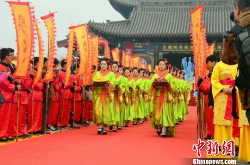 清明時節(jié),，素有“天下故鄉(xiāng),，華人老家”之稱的山西洪洞大槐樹舉行第28屆洪洞大槐樹文化節(jié)尋根祭祖大典。