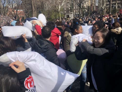 枕頭大戰(zhàn)日紐約場吸引了眾多民眾用枕頭互毆發(fā)泄,,現(xiàn)場叫聲笑聲不斷 。(美國《世界日報(bào)》/陳小寧 攝) 枕頭大戰(zhàn)日紐約場吸引了眾多民眾用枕頭互毆發(fā)泄,現(xiàn)場叫聲笑聲不斷 ,。(美國《世界日報(bào)》/陳小寧 攝)