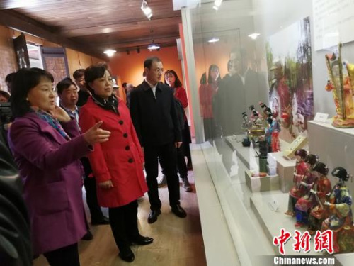 活動(dòng)儀式后,,考察組一行參觀了青龍古鎮(zhèn)時(shí)代館,、農(nóng)耕館、民俗館,,觀看了群眾舞獅子及晉劇藝術(shù)表演,,領(lǐng)略青龍古鎮(zhèn)文化?!罱苡?攝 活動(dòng)儀式后,,考察組一行參觀了青龍古鎮(zhèn)時(shí)代館、農(nóng)耕館,、民俗館,,觀看了群眾舞獅子及晉劇藝術(shù)表演,,領(lǐng)略青龍古鎮(zhèn)文化,。 楊杰英 攝