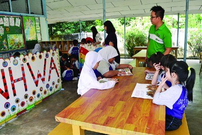 食堂經(jīng)改裝為閱讀天地,，方便學生在此閱讀,。（馬來西亞《光華日報》）