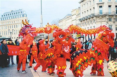 波爾多高等商學(xué)院的陳勝天是去年波爾多春晚的組織者,，此次春晚的一大特色就是舞龍舞獅游行,，波爾多市長為其用毛筆點(diǎn)龍睛。