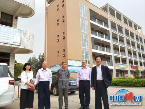 姚春桂察看姚世雄中學(xué)?!£惾式堋z 姚春桂察看姚世雄中學(xué),?!£惾式堋z