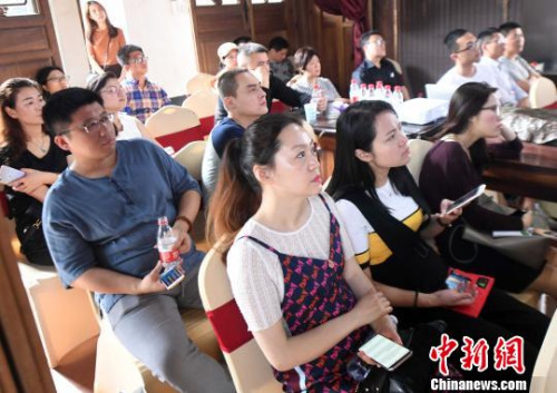 推介會現(xiàn)場吸引青年人前來聆聽、咨詢,?!∮浾邉⒖筛z 推介會現(xiàn)場吸引青年人前來聆聽、咨詢,?!∮浾邉⒖筛z