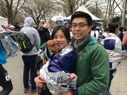 崔英的寵物犬Blink也來為她加油助威,。（美國《世界日報》/和釗宇 攝）