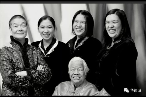 (從左至右)母親Mable、妹妹,、外婆Lily(前排)和謝氏兩姐妹,。(英國《華聞周刊》微信公眾號 資料圖) (從左至右)母親Mable、妹妹,、外婆Lily(前排)和謝氏兩姐妹,。(英國《華聞周刊》微信公眾號 資料圖)
