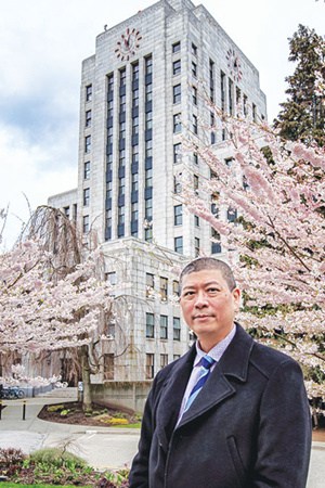陳冠宇在市政府大樓前的照片,。(加拿大《明報》/陳冠宇提供) 陳冠宇在市政府大樓前的照片,。(加拿大《明報》/陳冠宇提供)