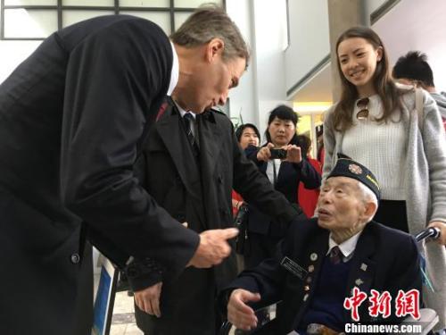 4月22日,,溫哥華市長(zhǎng)羅品信(Gregor Robertson)在就歧視華人歷史向華人道歉的市議會(huì)特別會(huì)議結(jié)束后,與出席會(huì)議的95歲華裔退伍老兵李文英交談,?!∮嗳鸲?攝 4月22日,,溫哥華市長(zhǎng)羅品信(Gregor Robertson)在就歧視華人歷史向華人道歉的市議會(huì)特別會(huì)議結(jié)束后,,與出席會(huì)議的95歲華裔退伍老兵李文英交談?!∮嗳鸲?攝