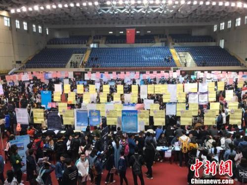 資料圖:3月31日,,太原理工大學(xué)舉行2018屆畢業(yè)生春季就業(yè)洽談會(huì),,現(xiàn)場(chǎng)畢業(yè)生求職者人山人海?!铎o 攝 資料圖:3月31日,,太原理工大學(xué)舉行2018屆畢業(yè)生春季就業(yè)洽談會(huì),,現(xiàn)場(chǎng)畢業(yè)生求職者人山人海,。 楊靜 攝