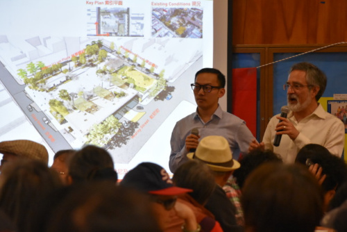 市議員佩斯金(右)及助理甄錦浩展示未來改建后的花園角公園,,連接希爾頓飯店的天橋將被拆卸。(《世界日報》記者李秀蘭/攝影) 市議員佩斯金(右)及助理甄錦浩展示未來改建后的花園角公園,連接希爾頓飯店的天橋將被拆卸,。(《世界日報》記者李秀蘭/攝影)