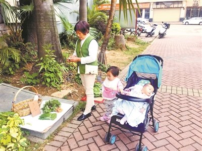 帶著孩子光顧無人菜攤的阿姨。 帶著孩子光顧無人菜攤的阿姨,。