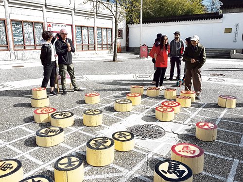 市民在文化中心廣場下巨型象棋。(加拿大《星島日報》/王學(xué)文 攝) 市民在文化中心廣場下巨型象棋,。(加拿大《星島日報》/王學(xué)文 攝)
