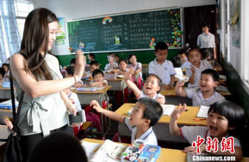 陳大江的孫女陳姵文與新民小學同學們互動,。　張金川 攝