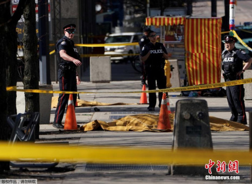 當地時間4月23日,，加拿大多倫多發(fā)生汽車撞人事件,。加拿大警方稱，該事件導致9人死亡,，16人受傷,。據外媒報道，嫌犯已被捕,。目前,，事故原因以及傷者的傷勢仍不清楚。多倫多消防局在社交網站發(fā)文稱,，這個事故“駭人聽聞”,。有現場目擊者稱，事發(fā)時,，曾有人朝著該貨車司機大喊“停下來”,，不過，該司機“并沒那樣做,，仍然繼續(xù)開車”,。一位當地的執(zhí)法官員稱，這起事件是一場蓄意行動,。圖為當地警方封鎖事發(fā)現場,。