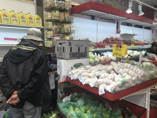 本周內(nèi)華人超市大蒜平均價格為兩條1.99元左右,。(記者牟蘭/攝) 本周內(nèi)華人超市大蒜平均價格為兩條1.99元左右。(記者牟蘭/攝)