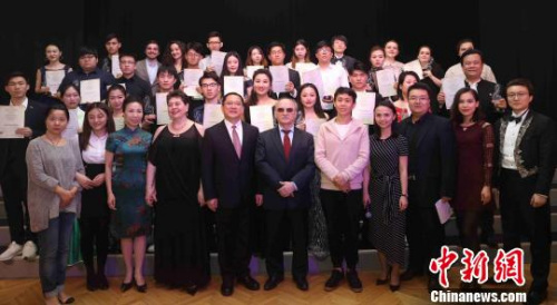4月30日,中俄首屆“育才杯”暨俄羅斯格涅辛音樂(lè)學(xué)院器樂(lè),、聲樂(lè)公開賽在莫斯科閉幕,,部分參賽者和評(píng)委合影?!⊥跣蘧?攝 4月30日,,中俄首屆“育才杯”暨俄羅斯格涅辛音樂(lè)學(xué)院器樂(lè),、聲樂(lè)公開賽在莫斯科閉幕,部分參賽者和評(píng)委合影,?!⊥跣蘧?攝