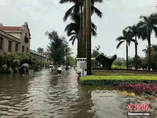 5月7日，廈門(mén)市遭暴雨襲擊,，廈門(mén)市氣象臺(tái)5月7日14時(shí)55分變更發(fā)布暴雨橙色預(yù)警信號(hào)：受西南暖濕氣流影響,，過(guò)去3小時(shí)廈門(mén)市島內(nèi)部分鎮(zhèn)街區(qū)已出現(xiàn)超過(guò)100毫米以上強(qiáng)降水。圖為廈大西門(mén)內(nèi),。 陳中堅(jiān) 攝