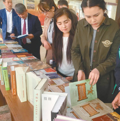 在“中國圖書進校園”活動上,，阿拉巴耶夫大學師生正在翻閱圖書,。本報記者 吳 焰攝 