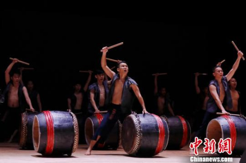 今年是世界節(jié)令鼓創(chuàng)立30周年,,來自馬來西亞的3支節(jié)令鼓隊(duì)與華僑大學(xué),、廈門竹壩學(xué)校廿四節(jié)令鼓隊(duì)等同臺(tái)演出?!≤囍苎?攝 今年是世界節(jié)令鼓創(chuàng)立30周年,來自馬來西亞的3支節(jié)令鼓隊(duì)與華僑大學(xué),、廈門竹壩學(xué)校廿四節(jié)令鼓隊(duì)等同臺(tái)演出,。 車周燕 攝