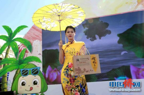 模特“粽子寶貝”們向市民游客展示海南特色粽子品牌,?!堒缫?攝 模特“粽子寶貝”們向市民游客展示海南特色粽子品牌,。 張茜翼 攝