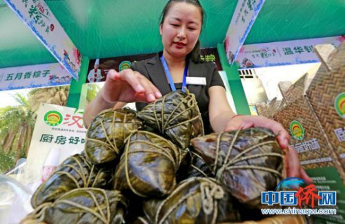 現(xiàn)場展示的海南粽子,。 張茜翼 攝 現(xiàn)場展示的海南粽子?!堒缫?攝
