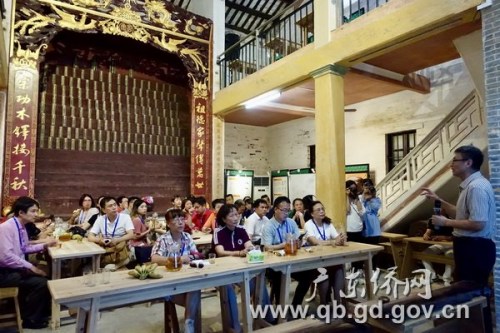 華媒代表在江門倉東文化遺產(chǎn)體驗教育基地聆聽五邑大學廣東僑鄉(xiāng)文化研究中心主任張國雄教授講述五邑僑鄉(xiāng)歷史文化和遺產(chǎn)保護故事