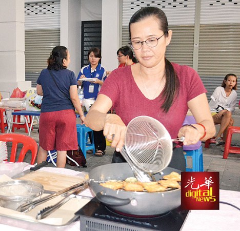 單親媽媽呂翠云炸五香餅,,希望能靠自己的勞力賺取孩子的教育費。(馬來西亞《光華日報》) 單親媽媽呂翠云炸五香餅,希望能靠自己的勞力賺取孩子的教育費,。(馬來西亞《光華日報》)