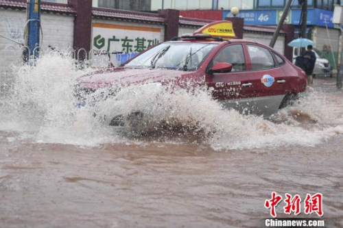 8日,，臺(tái)風(fēng)“艾云尼”(熱帶風(fēng)暴級(jí))兩次登陸廣東，帶來(lái)持續(xù)性強(qiáng)降水,，致廣東多地掛起暴雨紅色預(yù)警,。圖為廣州一處水浸街?！￡愺K旻 攝