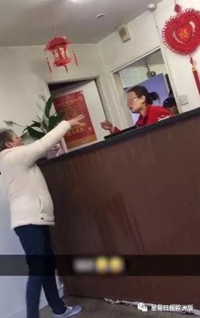 白人蠻婦用手指著中餐店雇員，大聲辱罵：“你坐船來的,！”(《星島日?qǐng)?bào)》歐洲版微信公眾號(hào))