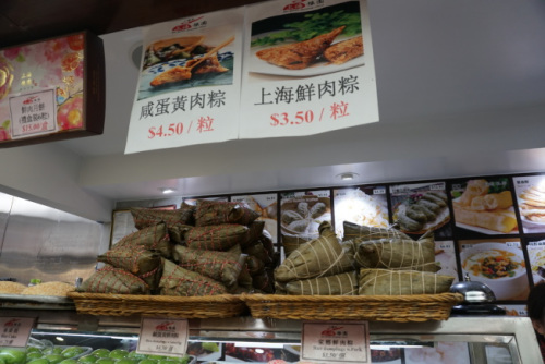 上海鮮肉粽的價(jià)格約3.5元,，店家表示，雖然成本上漲,，但粽子售價(jià)不敢漲,。(美國《世界日報(bào)》/林群攝)