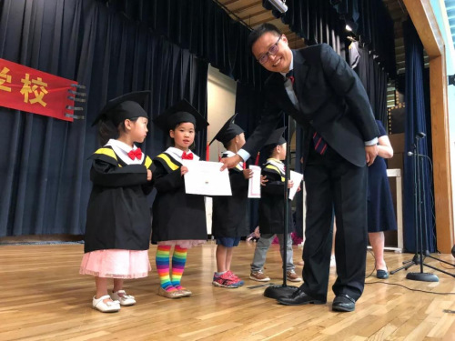 劍橋中文幼兒園的小朋友也畢業(yè)啦,。(圖片來(lái)源：中國(guó)駐紐約總領(lǐng)館微信公眾號(hào))