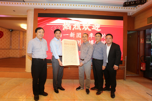 代表團(tuán)向法華工商聯(lián)合會(huì)贈(zèng)送征集紀(jì)念,。(《歐洲時(shí)報(bào)》黃冠杰 攝) 代表團(tuán)向法華工商聯(lián)合會(huì)贈(zèng)送征集紀(jì)念,。(《歐洲時(shí)報(bào)》黃冠杰 攝)