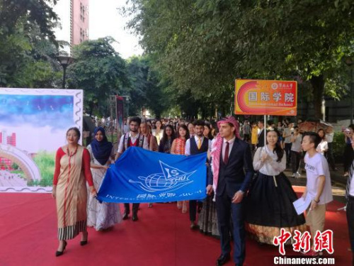 廣州暨南大學舉辦炫酷畢業(yè)啟程禮 凸顯畢業(yè)儀式感 郭軍 攝 廣州暨南大學舉辦炫酷畢業(yè)啟程禮 凸顯畢業(yè)儀式感 郭軍 攝