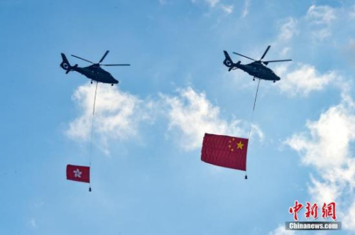 7月1日,，香港特別行政區(qū)政府在金紫荊廣場舉行隆重的升旗儀式，慶祝香港回歸21周年,。圖為兩架直升機(jī)懸掛五星紅旗和香港區(qū)旗經(jīng)過金紫荊廣場上空,。<a target='_blank' >中新社</a>記者 張煒 攝