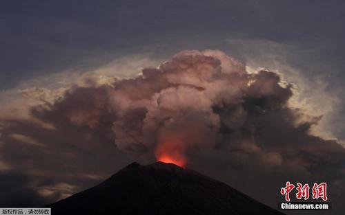  資料圖：2018年6月29日，印尼巴厘島阿貢火山噴發(fā),。據(jù)報道,，阿貢火山自28日晚間噴發(fā)，火山灰高達2000米,，導致巴厘島國際機場從29日凌晨3點起關閉,。