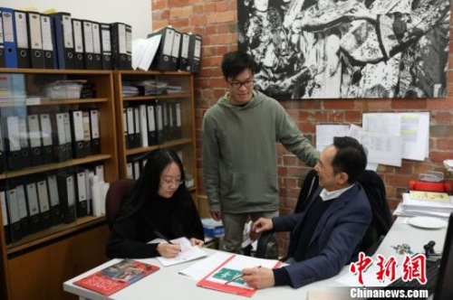澳華歷史博物館副主席王興鄉(xiāng)與同事商討博物館建設(shè)情況,。 歸清 攝 澳華歷史博物館副主席王興鄉(xiāng)與同事商討博物館建設(shè)情況?!w清 攝