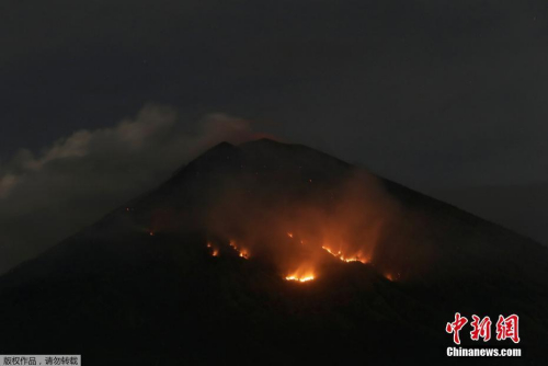 當?shù)貢r間2018年7月3日,，印尼巴厘島,，印尼阿貢火山噴發(fā)，附近山林起火,。2日晚,，印尼阿貢火山發(fā)生劇烈噴發(fā)，大量巖漿從火山口噴出,，已流淌至火山口半徑2公里以外,，巖漿所到之處引發(fā)山體森林燃燒，火山口上空濃黑火山灰柱高達2000米,。