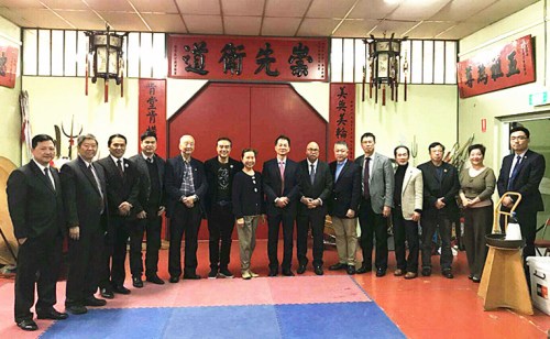 中國駐墨爾本副總領(lǐng)事曾建華造訪百年老社團(tuán)洪門(來源:澳大利亞《星島日報(bào)》) 中國駐墨爾本副總領(lǐng)事曾建華造訪百年老社團(tuán)洪門(來源:澳大利亞《星島日報(bào)》)