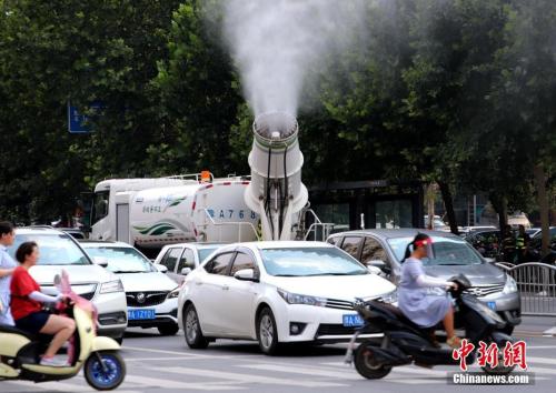 7月17日,，河南鄭州,，鄭州出動“炮車”街頭噴霧降溫。<a target='_blank' >中新社</a>記者 王中舉 攝