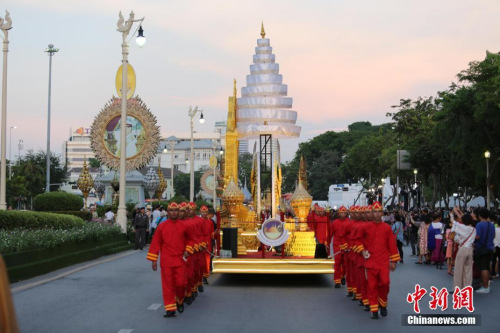 資料圖：2018年3月1日,，泰國(guó)慶祝萬佛節(jié)活動(dòng)在巴吞他尼府舉行,，佛教僧侶在最大佛寺之一法身寺參加“布施”儀式，萬佛節(jié)是泰國(guó)的傳統(tǒng)佛教節(jié)日,，在每年泰歷三月十五日舉行,。