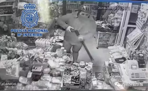 男子假扮“超人”持槍搶劫兩家華人食品店(西班牙《歐華報》) 男子假扮“超人”持槍搶劫兩家華人食品店(西班牙《歐華報》)