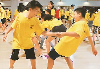 營員和中國學生在交流課上 營員和中國學生在交流課上