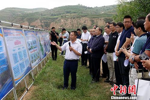 8月7日,，歐美同學會(中國留學人員聯(lián)誼會)“海歸專家脫貧攻堅服務團”40余位專家深入甘肅省定西市渭源縣北寨鎮(zhèn),，詳細考察當?shù)胤鲐氻椖块_展情況。圖為服務團在北寨鎮(zhèn)鄭家川村鑫大地春公司東西部協(xié)作扶持蔬菜產業(yè)發(fā)展示范基地,。<a target='_blank' >中新社</a>記者 付強 攝