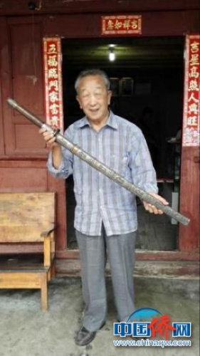 圖為梁有成生前展示其父親梁金山獲得的銀刀 鐘欣 攝 圖為梁有成生前展示其父親梁金山獲得的銀刀 鐘欣 攝