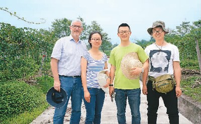 圖為范晉銘（左三）與國(guó)際合作顧問(wèn)威廉先生（左一）、合伙人周原（左二）及合作攝影師易梓林（左四）在四川雅安雨城區(qū)奇異莓基地,。