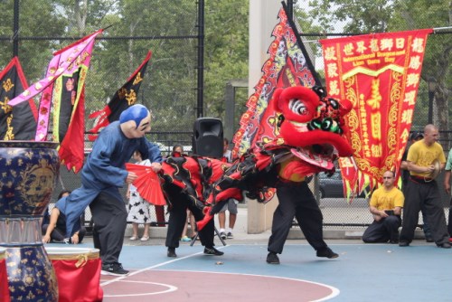 國(guó)際余志偉洪拳國(guó)術(shù)總館的舞獅表演。(圖片來源:美國(guó)《世界日?qǐng)?bào)》 記者張?bào)蓿瘮z) 國(guó)際余志偉洪拳國(guó)術(shù)總館的舞獅表演,。(圖片來源:美國(guó)《世界日?qǐng)?bào)》 記者張?bào)蓿瘮z)
