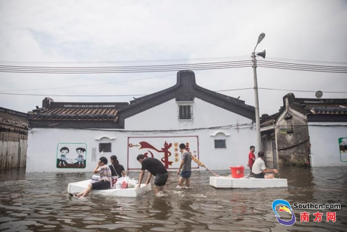 9月2日,，陳店鎮(zhèn)北溝村,，天氣放晴，轉(zhuǎn)移的群眾返回清理家園,。南方網(wǎng)全媒體記者 張由瓊 實(shí)習(xí)生 徐杰 攝